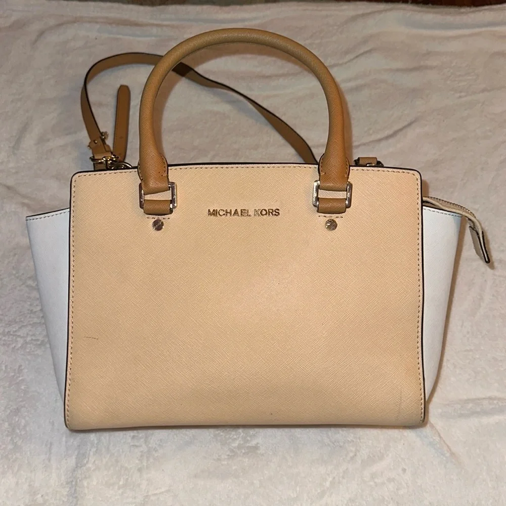 Michael Kors crossbody. - Picture 1 of 11